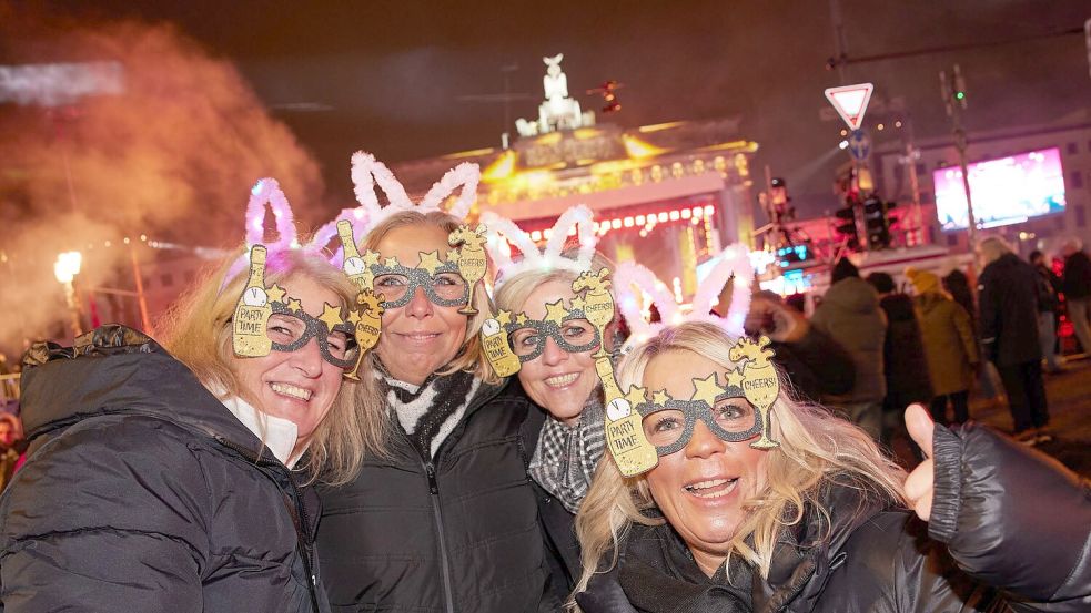 Vor dem Brandenburger Tor in Berlin steigt Deutschlands größte Silvesterparty. Foto: Joerg Carstensen/dpa