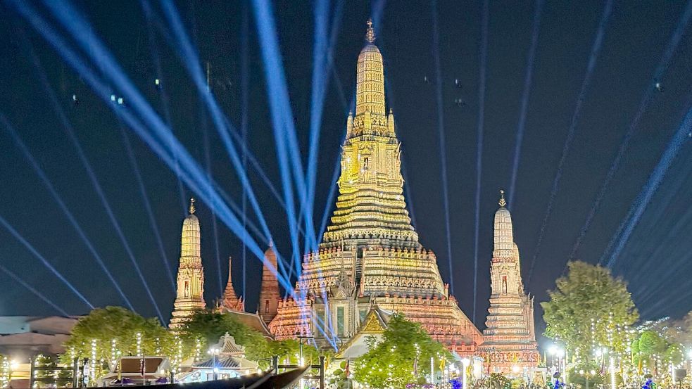 Der Tempel Wat Arun in Bangkok ist für Silvesterfeierlichkeiten in besonderem Licht angestrahlt. Foto: Carola Frentzen/dpa