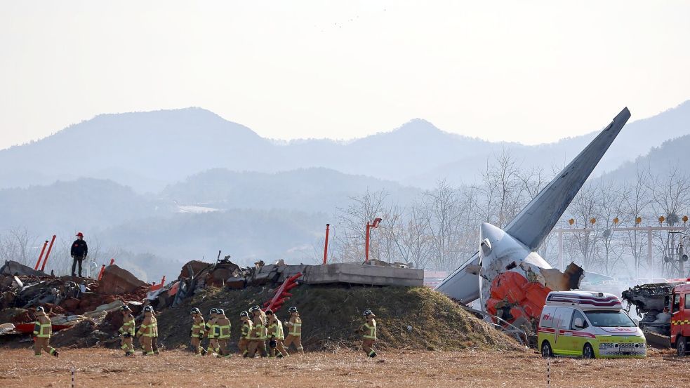 Experten sehen die mit Erde aufgeschüttete Mauer am Ende als Grund für das katastrophale Ausmaß des Unglücks. Foto: YONHAP/dpa