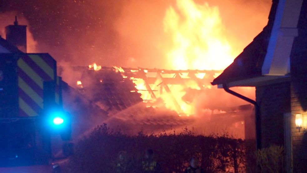 Rund 130 Einsatzkräfte kämpften gegen die Flammen in Hude. Foto: Nonstopnews