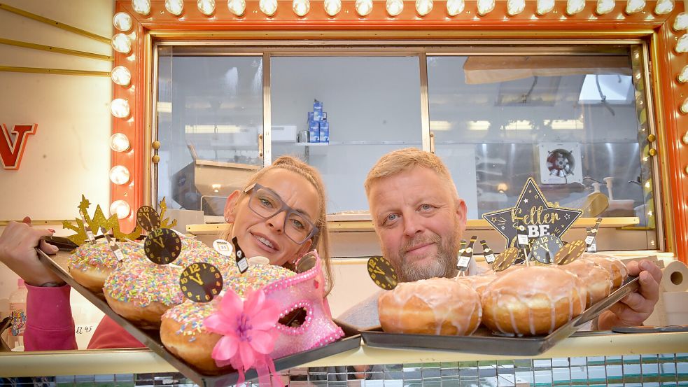 Frische Berliner zu Silvester gehören für viele Menschen zum Jahreswechsel dazu. Dominika und Frank Plümer bieten die Berliner in ihrer Reisekonditorei in Rhauderfehn festlich bunt dekoriert an. Ihr Verkaufswagen befindet sich an der Rhauderwieke 45 vor dem Möbelhaus Bergenthal. Foto: Ortgies