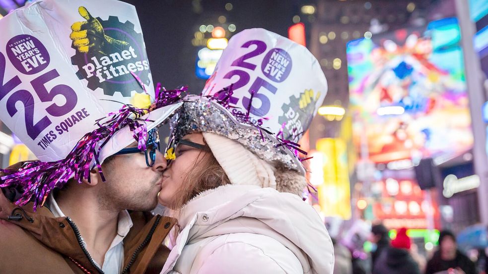 Ein liebevolles neues Jahr wünscht sich dieses Paar in New York. Foto: Stefan Jeremiah/AP/dpa