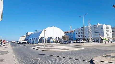 Rund um diese Festhalle in Praia da Vieira wird ein kleines, feines Feuerwerk abgefeuert. Foto: Sattler