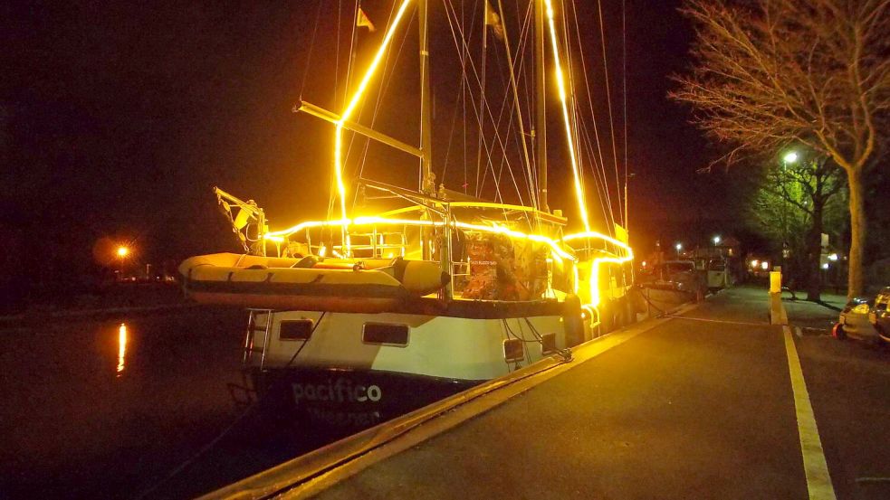 Auf dem Tierschutzschiff "pacifico" hat Jürgen Sattler in Weener viele schöne Jahreswechsel erlebt. Foto: Sattler