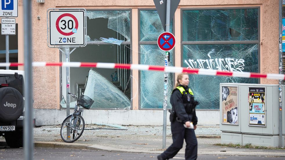 Schwere Schäden durch mutmaßliche Kugelbombe in Berlin in der Silvesternacht. Foto: dpa/Jörg Carstensen