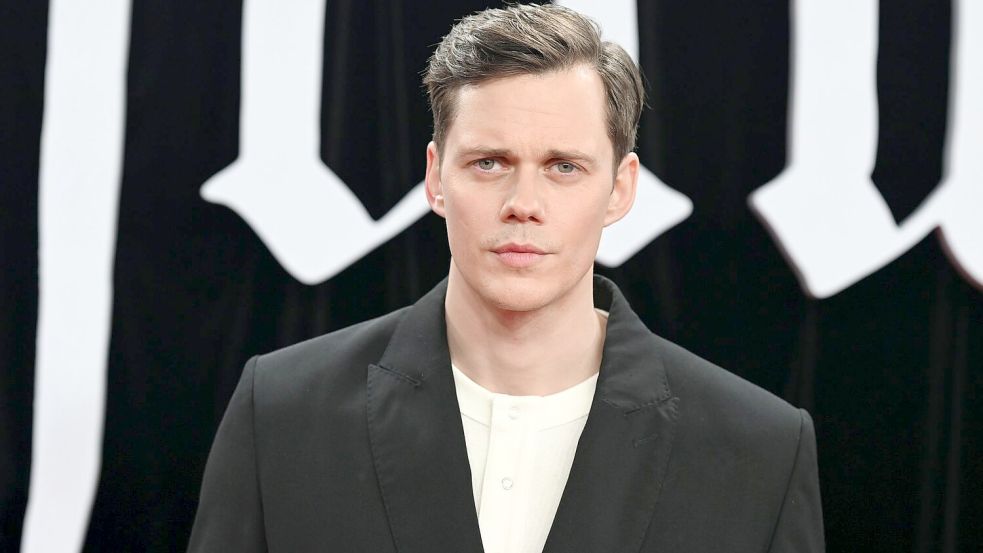 Schauspieler Bill Skarsgård bei der Premiere des Films „Nosferatu - Der Untote“ im Dezember in Berlin. (Archivbild) Foto: Jens Kalaene/dpa