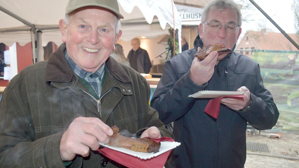 Hermann Weber (links) und Bernhard Weber ließen sich die Speckendicken-Waffel schmecken. Fotos: Weers