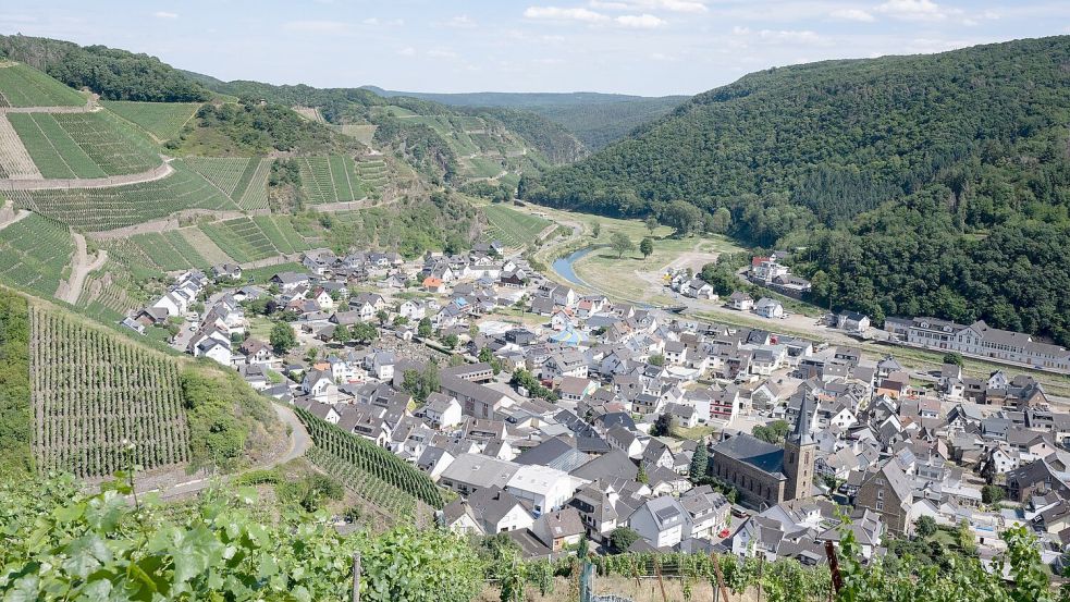 Zu den Top-Zielen ‚25 gehört für das Magazin „Condé Nast Traveller“ das im Juli 2021 weitgehend zerstörte Ahrtal in Rheinland-Pfalz. (Archivbild) Foto: Boris Roessler/dpa