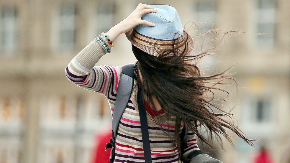 Es gibt Tage (oder das ganze erwachsene Leben), da ist man einfach durch den Wind - keine Sorge, das ist so sympathisch, das Mode-Experten diesen Look nun zum Trend erklären. (Symbolbild) Foto: Oliver Berg/dpa/dpa-tmn