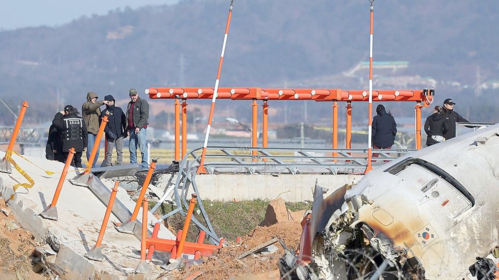 Im Fokus steht eine Mauer am Ende der Landebahn, an der das Flugzeug zerschellte. Foto: -/YONHAP/dpa