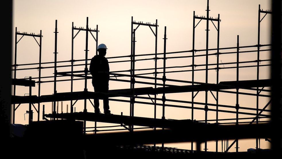 Die Beschäftigung in Deutschland hat 2024 einen neuen Höchststand erreicht - am Bau aber arbeiten weniger Menschen (Archivbild) Foto: Julian Stratenschulte/dpa