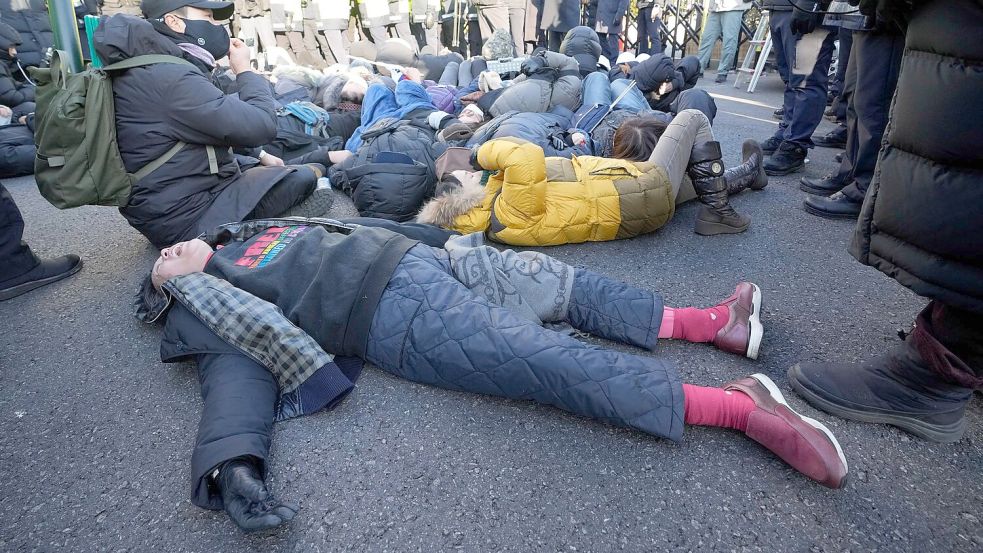 Yoon hatte seinen Anhängern versprochen, „bis zum Ende“ für die Sicherheit des Landes zu kämpfen. Foto: Ahn Young-joon/AP/dpa