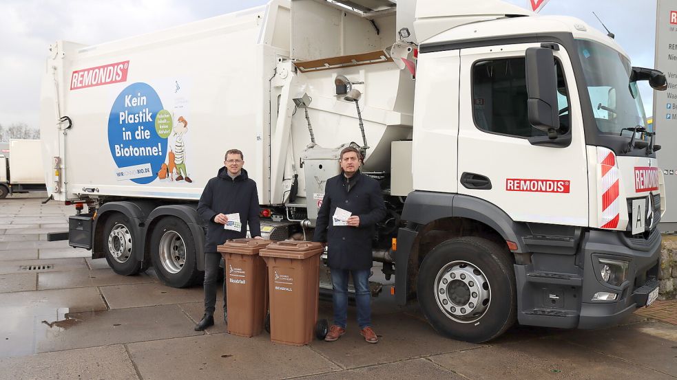 freuen sich auf die Zusammenarbeit (von links): Alexander Thole, Amtsleiter des Umweltamtes des Landkreises Cloppenburg, und Remondis Niedersachsen GmbH-Geschäftsführer Timo Kötting. Foto: Landkreis Cloppenburg