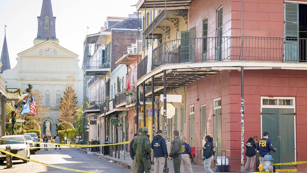 Ein Auto ist in New Orleans in eine Menschenmenge gerast - zehn Menschen starben. Foto: Matthew Hinton/AP/dpa