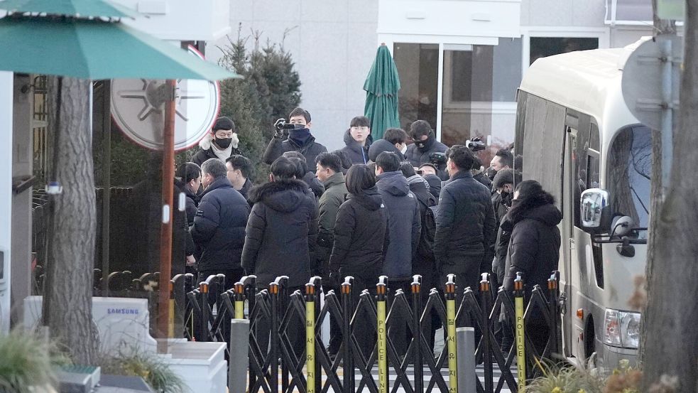 Vor dem Sitz des Präsidenten befand sich vor dem Festnahme-Versuch ein großes Polizeiaufgebot. Foto: Lee Jin-man/AP/dpa