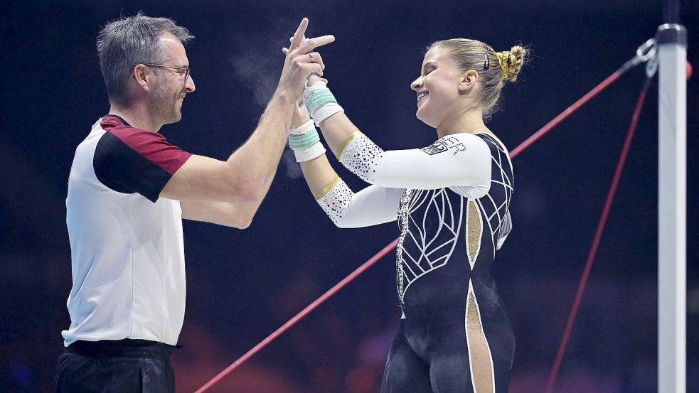 Bundestrainer Gerben Wiersma (l.) und die deutsche Top-Turnerin Elisabeth Seitz. Foto: Marijan Murat/dpa