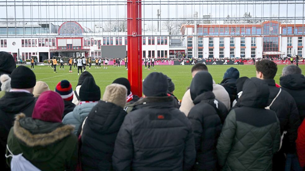 Die Fans wollen sich das Training des FC Bayern nicht entgehen lassen. Foto: Sven Hoppe/dpa