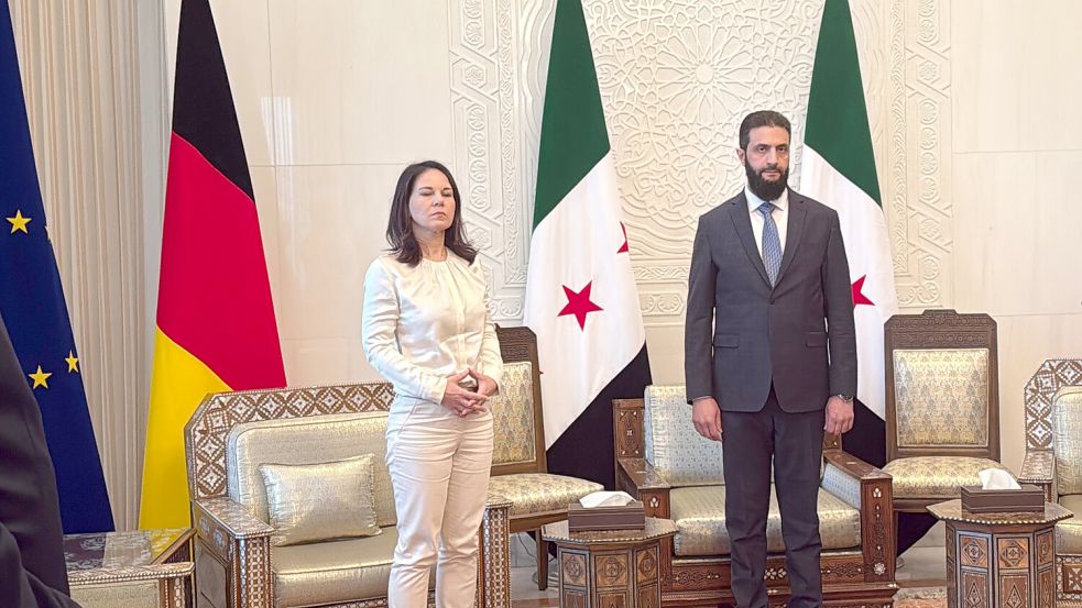 Kein Handschlag zur Begrüßung, dafür Merkelraute: Außenministerin Annalena Baerbock mit dem neuen syrischen Machthaber Ahmed al-Scharaa im Präsidentenpalast in Damaskus. Foto: dpa