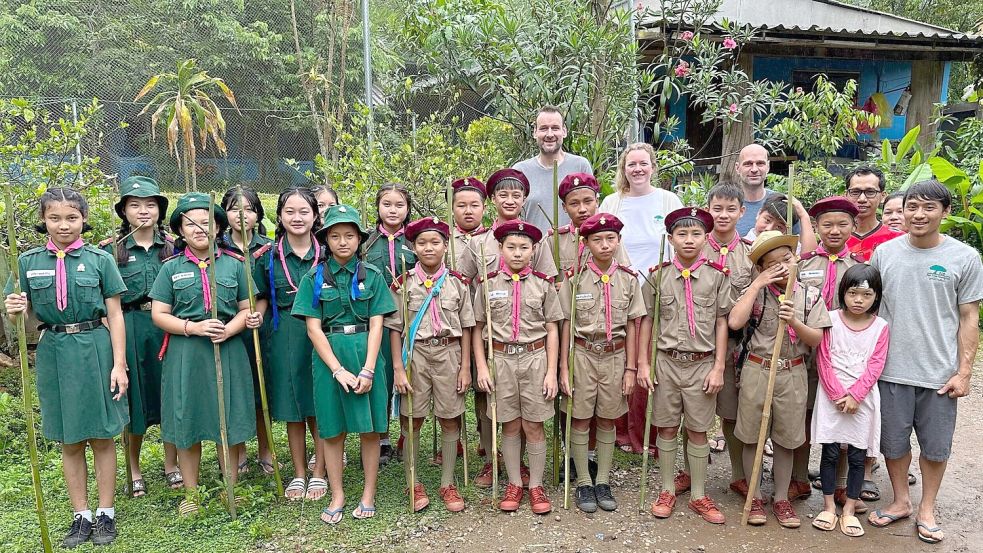 Markus und Anne Brouer (hinten, von links) besuchten in Thailand auch das von Thai Care gegründete Kinderheim Mae Na Chorn. Foto: Thai Care