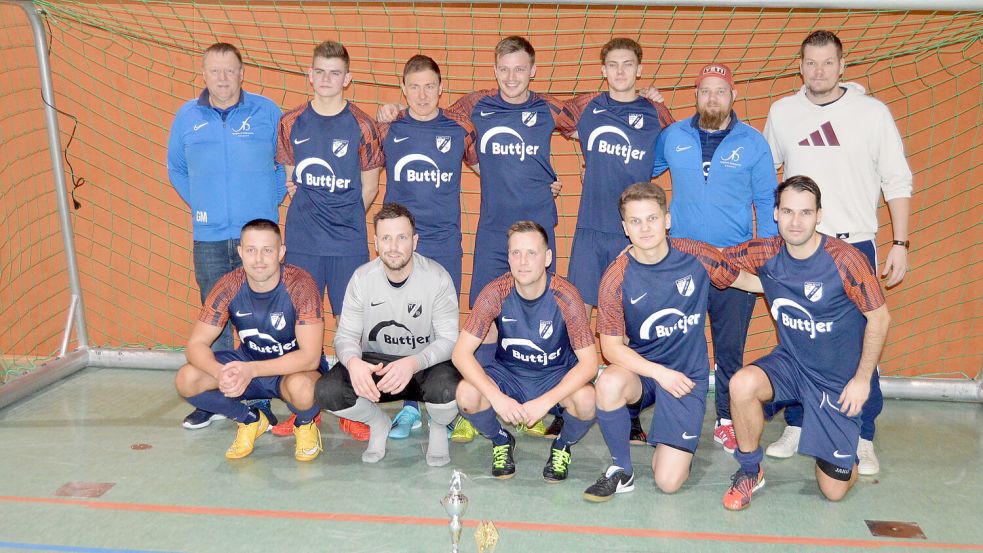 Im vergangenen Jahr gewann TuRa Westrhauderfehn den Fehnpokal in der Halle und besiegte im Finale den Holter SV (Bild) mit 1:0. Diesmal ist TuRa nicht mit der Bezirksliga-Mannschaft dabei, sondern mit der U23. Archivfoto: Weers