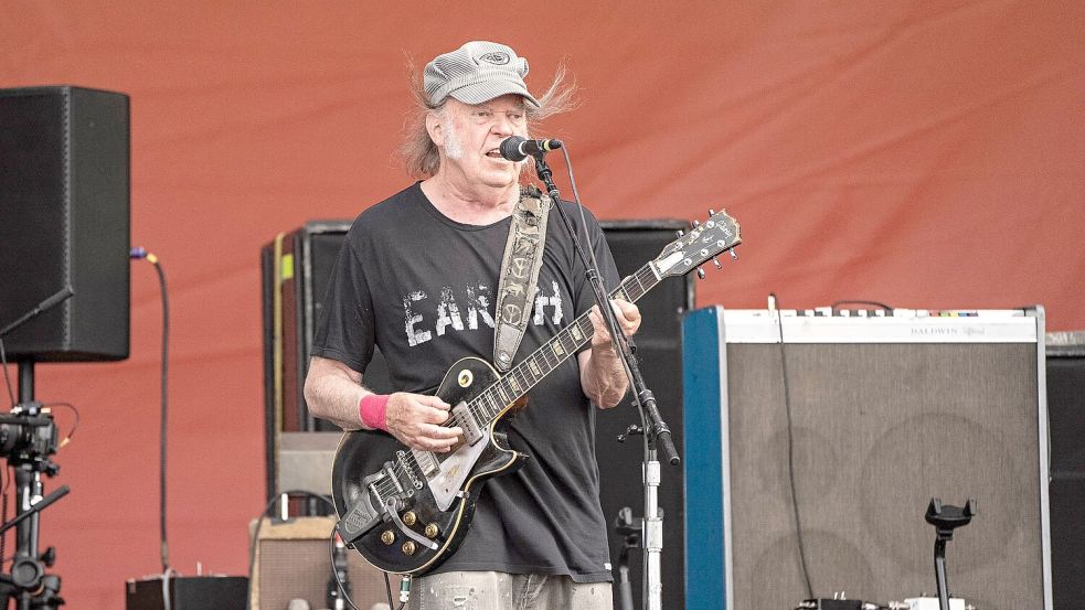 Neil Young will nun doch beim Festival Glastonbury spielen. (Archivfoto) Foto: Amy Harris/Invision/AP/dpa