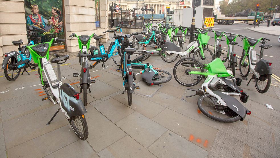 Verleih-Fahrräder blockieren in London Gehwege und Straßenübergänge. Foto: IMAGO/ZUMA Wire