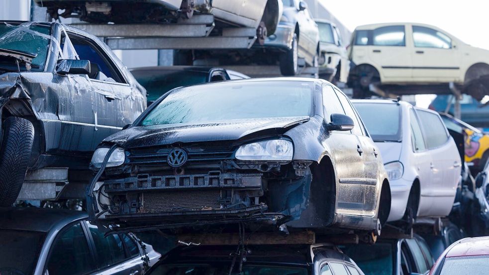 Jedes Jahr werden tausende Fahrzeuge unerlaubt abgestellt - und es werden immer mehr. (Archivbild) Foto: Rolf Vennenbernd/dpa