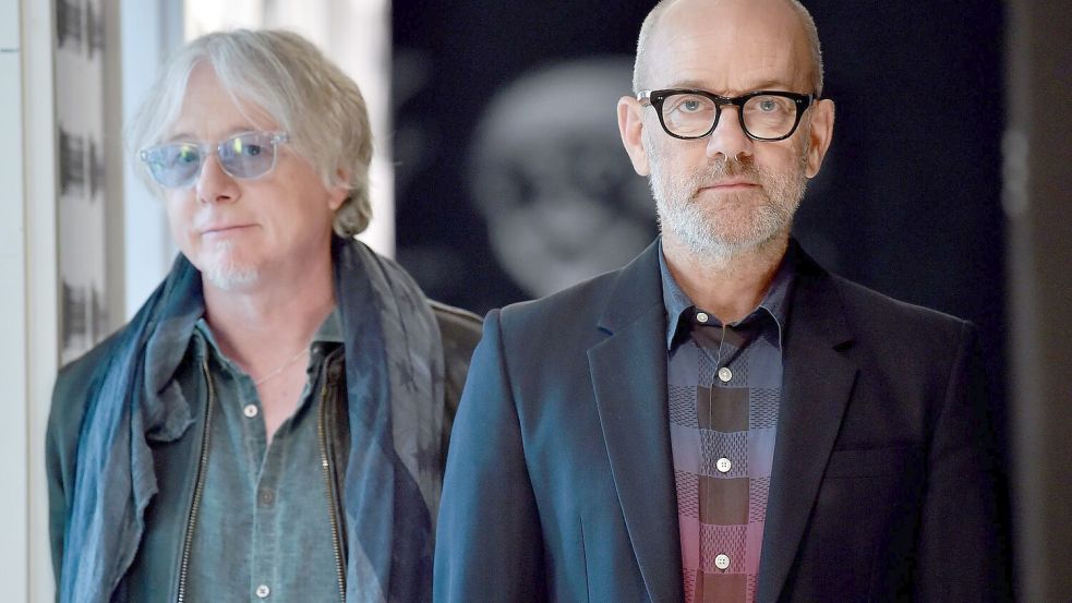 Superstar im Rentenalter: Stipe mit ex-R.E.M.-Bandkollege Mike Mills Foto: Britta Pedersen/zb/dpa