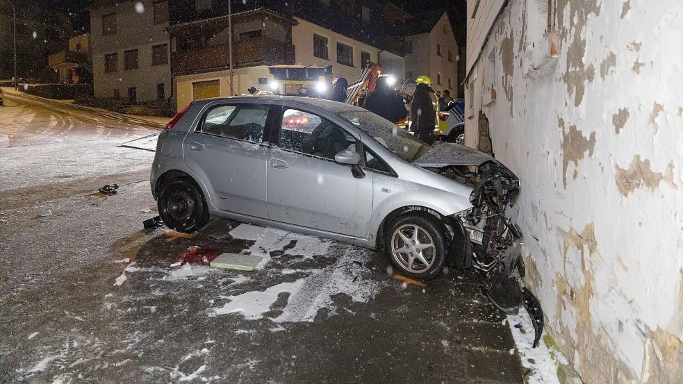 In Oberfranken war dieses Auto mit solcher Wucht gegen eine Hauswand gekracht, dass das leerstehende Gebäude jetzt mit einer Stützkonstruktion gesichert werden muss. Foto: Steffen Ittig/NEWS5/dpa