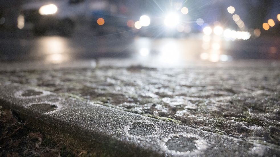 Eisglätte auf den Straßen im Landkreis hatte in der Nacht zu Sonnabend mehrere Unfälle zur Folge. Symbolfoto: DPA