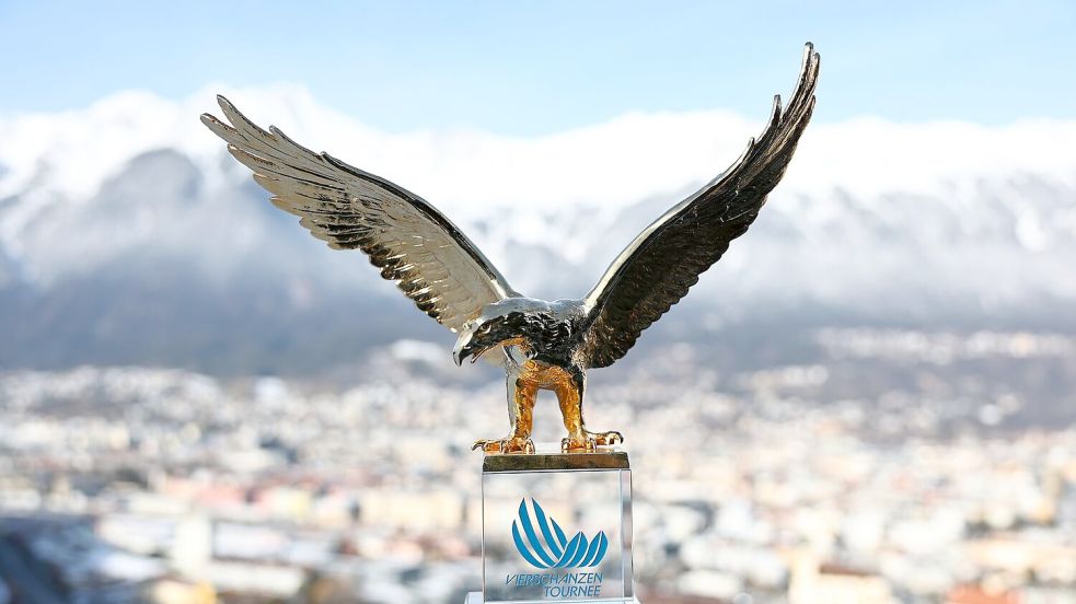 Die Trophäe für den Tournee-Sieger: Der goldene Adler. Foto: Daniel Karmann/dpa