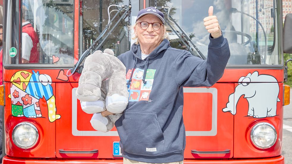 Im Ottifanten-Bus geht es für Otto Waalkes auch in der neuen Amazon-Doku „Mein Name ist Otto“ durch Hamburg zu alten Wirkungsstätten. Foto: Wendt/DPA