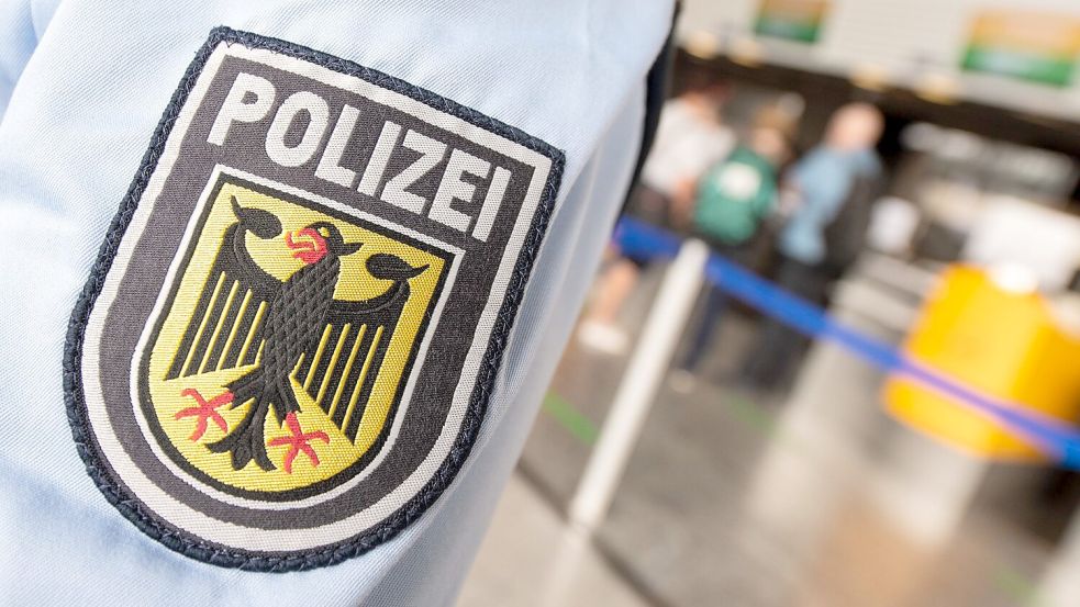 Die Polizei hat einen arabischen Influencer am Flughafen BER festgenommen. (Symbolbild) Foto: Boris Roessler/dpa