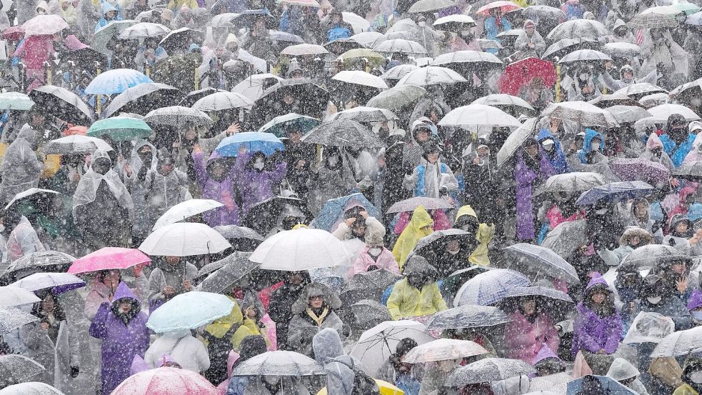 Anhänger Yoons versammeln sich in der Nähe der Präsidentenresidenz in Seoul, um gegen seine Amtsenthebung zu protestieren. Foto: Ahn Young-joon/AP/dpa