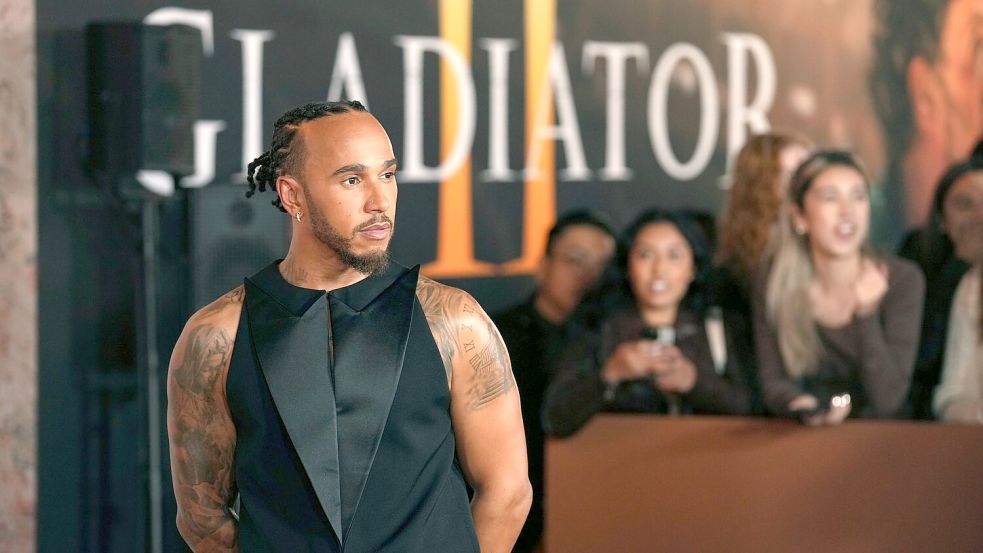 Lewis Hamilton fühlt sich auch auf roten Teppichen mit Hollywoodstars wohl. Foto: Chris Pizzello/Invision via AP/dpa