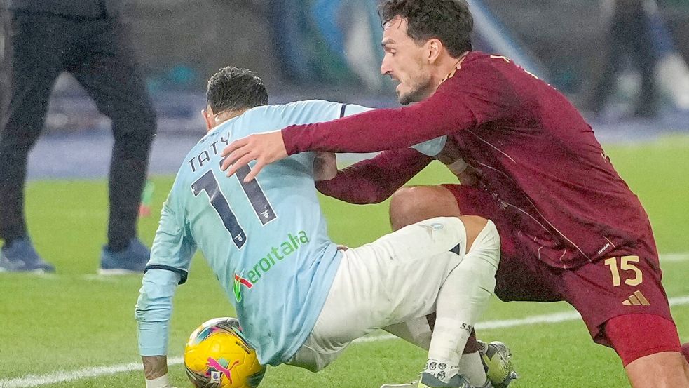 Sorgten für eine Rudelbildung in der Schlussphase des Derbys: Mats Hummels (r) und Valentin Castellanos. Foto: Alessandra Tarantino/AP/dpa