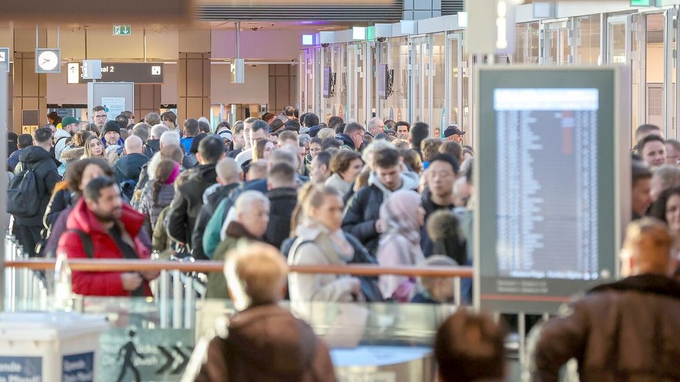 Verbraucher mussten im vergangenen Jahr bei Flugreisen viele Einschränkungen in Kauf nehmen - sie wandten sich oft an die Schlichtungsstelle Reise und Verkehr. (Archivbild) Foto: Bodo Marks/dpa