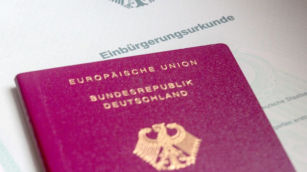 Seit einer Gesetzesreform vom Juni müssen Menschen, die Deutsche werden, ihre bisherige Staatsangehörigkeit dafür nicht mehr aufgeben. (Symbolfoto) Foto: Fernando Gutierrez-Juarez/dpa