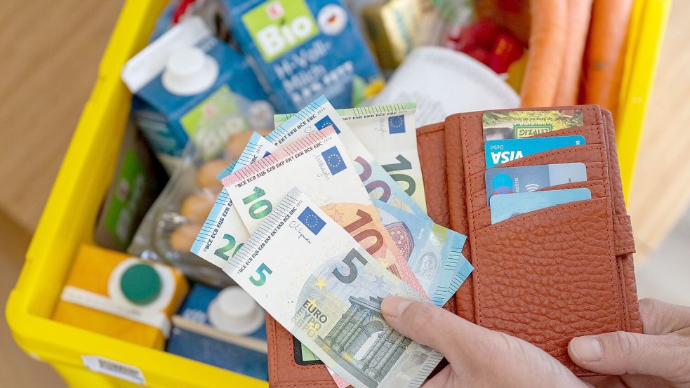 Der tägliche Einkauf ist teurer geworden. (Symbolbild) Foto: Hendrik Schmidt/dpa