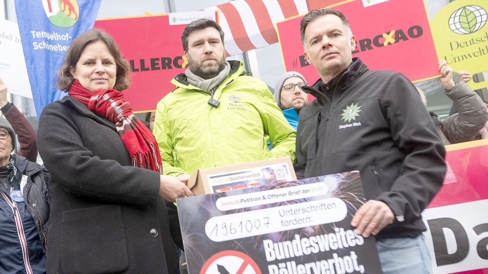 Übergabe der Petition an das Bundesinnenministerium. Foto: Sebastian Christoph Gollnow/dpa