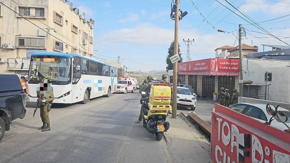 Unbestätigten Berichten nach kam es in Reaktion auf den Anschlag zu Übergriffen israelischer Siedler. Foto: Magen David Adom/dpa