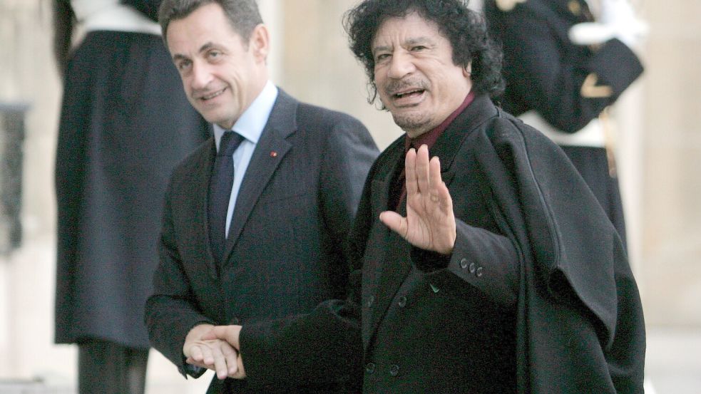 Frankreichs Präsident Nicolas Sarkozy und Muammar Gaddafi bei einem Besuch in Frankreich im Jahr 2007. Foto: dpa/EPA/Maya Vidon