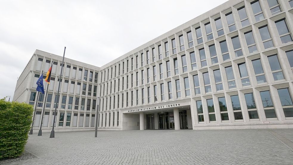 Das Bundesinnenministerium verweist auf den hohen Schutzgehalt von Artikel 16 Absatz 1 des Grundgesetzes. (Symbolbild) Foto: Jörg Carstensen/dpa