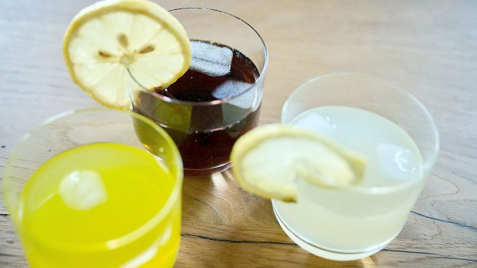 Drei unterschiedliche Arten Softdrinks stehen auf einem Tisch Foto: Annette Riedl/dpa