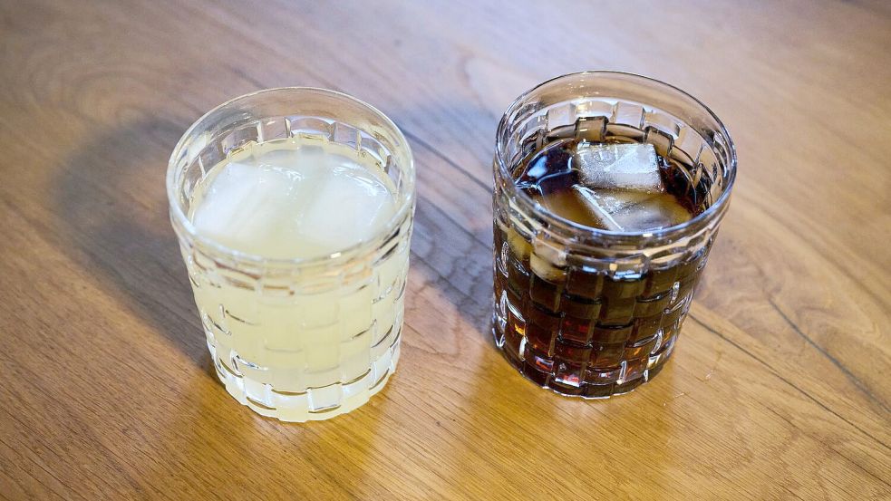 Zwei unterschiedliche Arten Softdrinks mit Eiswürfeln stehen auf einem Tisch Foto: Annette Riedl/dpa