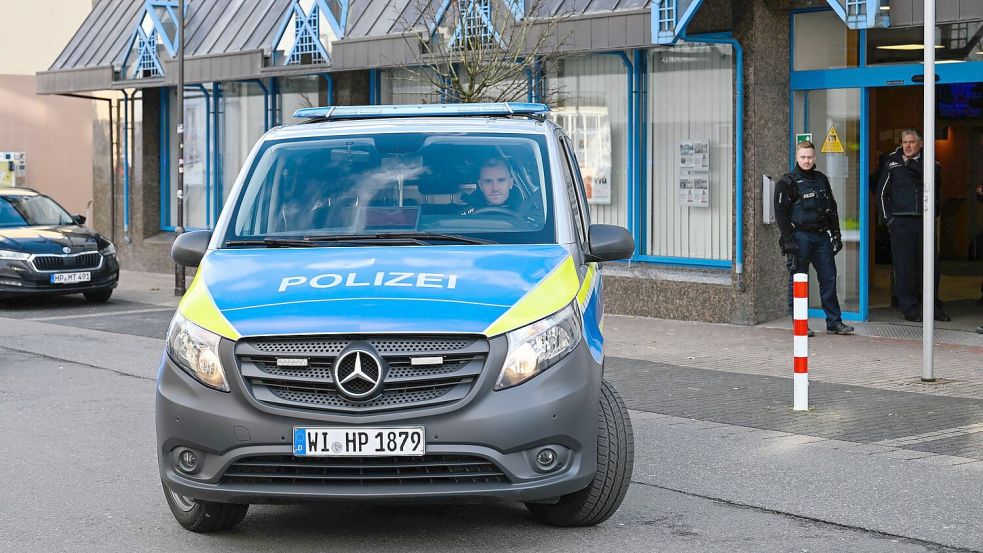 In dieser Bankfiliale hielt ein Mann eine Frau über mehrere Stunden fest. Foto: Uwe Anspach/dpa