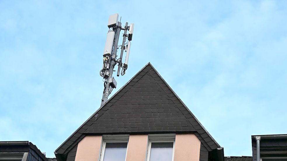 Ein Mobilfunk-Mast mit Antennen im Funkstandard 5G (quadratisch) und 4G (länglich) ist auf dem Dach eines Wohnhauses montiert. Foto: Wolf von Dewitz/dpa