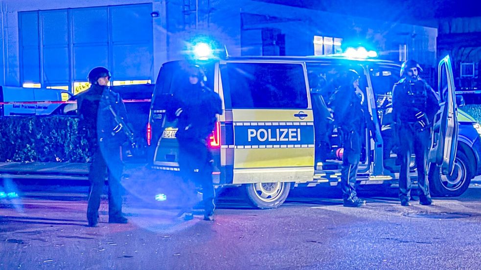 Die Polizei war auch mit Spezialkräften im Einsatz bei der Maschinenbaufirma in Bad Friedrichshall. Foto: Fabian Koss/onw-images/dpa