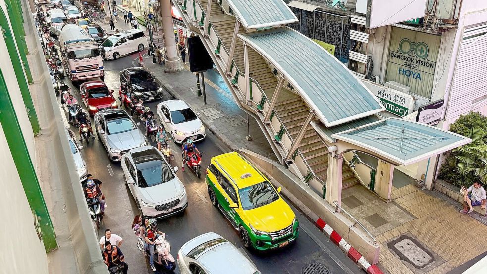 Die unzähligen Autos und Motorräder auf den Straßen Bangkoks sind eine der Hauptursachen für die dicke Luft. Foto: Carola Frentzen/dpa