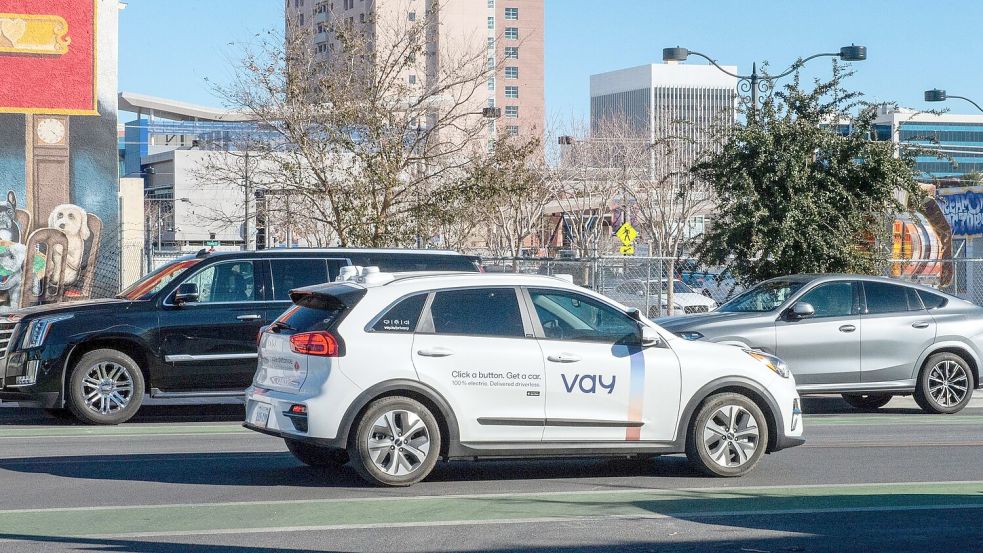 Vay Technology bringt Mietwagen ohne Fahrer im Auto zu den Kunden. Foto: Andrej Sokolow/dpa